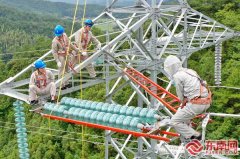 电力工人高空带电作业“送”清凉